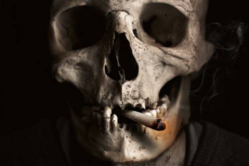 A francia filmekben is megtiltanák a dohányzást
