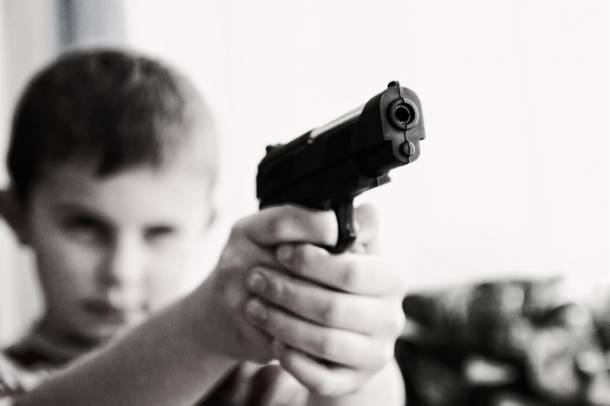 Fegyver gyerek kezében - illusztráció
Forrás: www.pexels.com