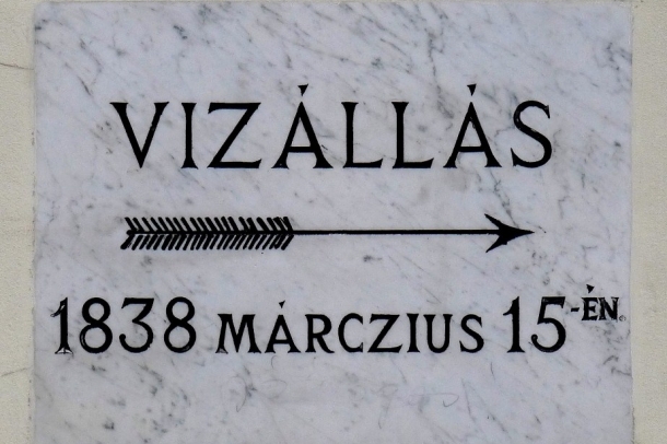 Az 1838-as pesti árvíz szintjét mutató emléktábla a Szent Rókus-kápolna falán - Budapest, VIII. ker. 
Forrás: hu.wikipedia.org