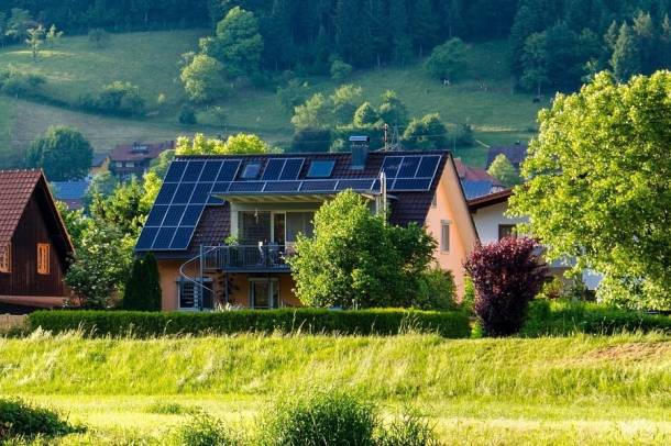 A környezetvédelmi előnyökön túl a napelemes rendszer üzemeltetése gazdasági előnyt is jelent a Nemzeti Közművek lakossági ügyfeleinek
Forrás: www.pexels.com
