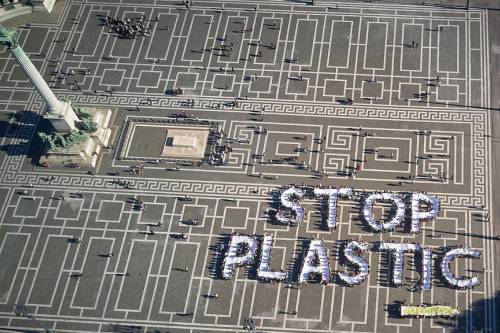 Óriási élőkép a Hősök terén a műanyag hulladékok visszaszorításáért