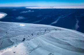 Meghajlanak az antarktiszi selfjegek a rajtuk lévő olvadékvíztavak óriási súlya alatt