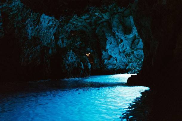 A globális geopark címet kapott közép-dalmáciai térséghez tartozik a híres Kék-barlang is
Forrás: commons.wikimedia.org
Szerző: Julian Peters