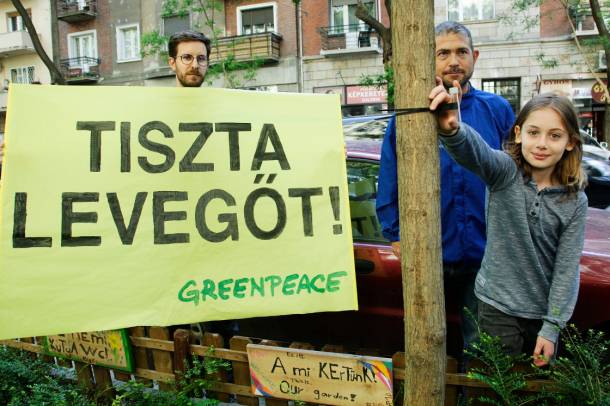 A Greenpeace Magyarország diffúziós csövekkel mérte meg a nitrogéndioxid-szennyezettséget 24 budapesti és főváros környéki iskolánál
Forrás: www.flickr.com
Szerző: Greenpeace/Járdány Bence