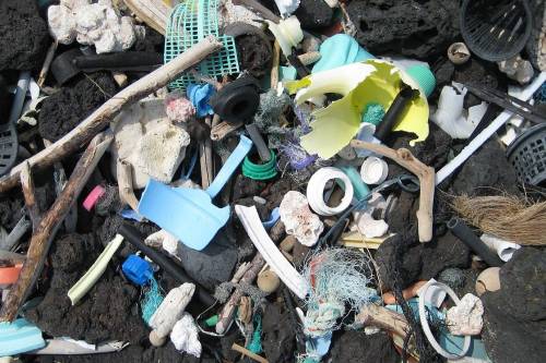 414 millió műanyagszemét árasztott el egy szigetcsoportot az Indiai-óceánon
