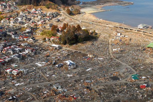 Otchuhi városa egy héttel egy 9-es erősségű földrengés okozta cunami pusztítása után (2011. március 18.)
Forrás: commons.wikimedia.org
Szerző: U.S. Navy photo by Mass Communication Specialist 3rd Class Dylan McCord