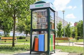 Könyves pavilonná alakítottak át egy telefonfülkét Győrben