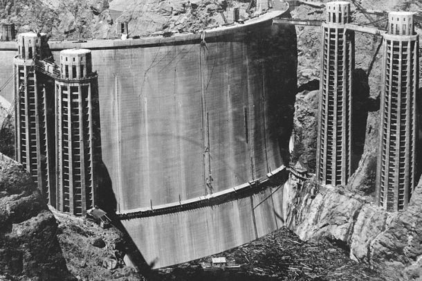 Hoover gát építés közben
Forrás: en.wikipedia.org