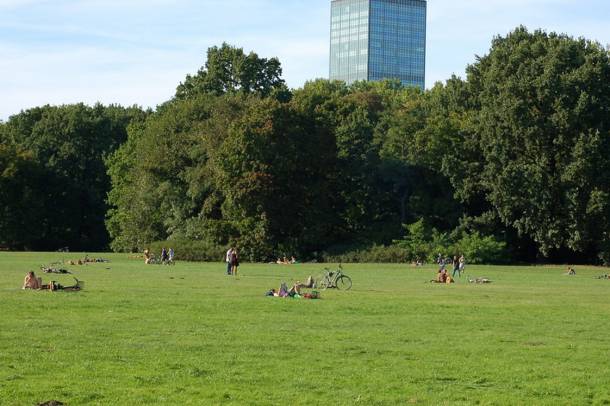 Egy berlini parkban próbálják átvészelni a hőséget az emberek
Forrás: ccsearch.creativecommons.org
Szerző: Silvia