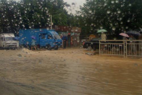 Özönvízszerű esőzés, árvíz, halálos áldozatok Kínában