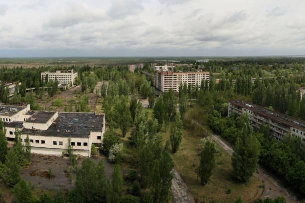 Panorámafotó egy pripyat-i épületről, a távolban látható az atomerőmű
Forrás: commons.wikimedia.org