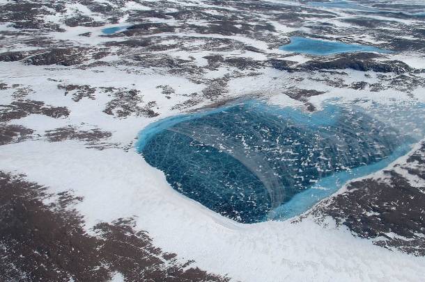Fagyott olvadékvíztó Grönlandnál, 2012-ben
Forrás: commons.wikimedia.org
Szerző: NASA / Jim Yungel