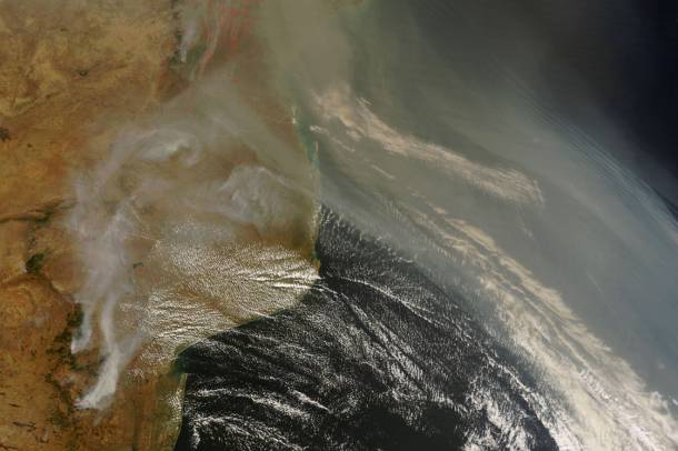 Mozambiki erdőtüzek a NASA műholdfelvételein
Forrás: earthobservatory.nasa.gov
Szerző: NASA Earth Observatory