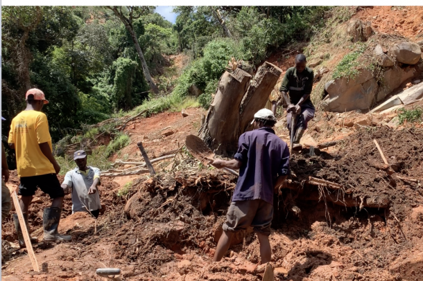 Túlélők után kutatnak a családtagok az Idai nevű ciklon sújtotta területen 2019. márciusában (Chimanimani, Zimbabwe) 
Forrás: commons.wikimedia.org
Szerző: Columbus Mavhunga/VOA