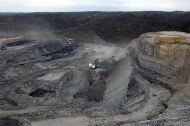 Környezetromboló bányászat Nyugat-Virginiában: szabályosan elbontják a hegytetőket (Cherry Pond Mountain, 2014)
Forrás: www.greenpeace.org
Szerző: Wade Payne