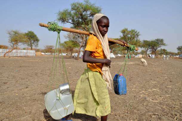 Egy kislány vizet hord a dél-szudáni Jamamban. A helyiek naponta többször teszik meg az akár többórányi utat, hogy ivóvízhez jussanak.
Forrás: www.flickr.com
Szerző: Alun McDonald