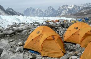 Mostantól tilos eldobható műanyagot használni a Mount Everesten
