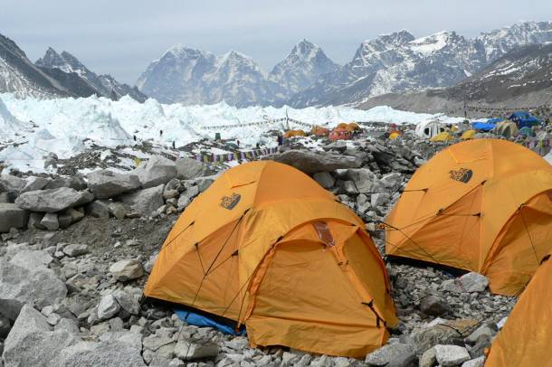 Sátortábor a Mount Everesten. 2019-ben 885-en próbáltak feljutni a hegyre rengeteg szemetet hagyva maguk után.
Forrás: www.flickr.com
Szerző: Mahatma4711