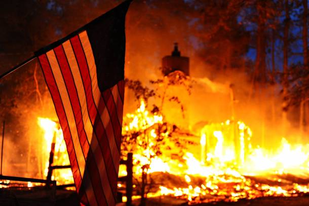Amerikai zászló a háttérben az égő coloradói erdővel. A klímaváltozás miatt egyre gyakoribbak az erdőtüzek.
Forrás: climate.nasa.gov
Szerző: Master Sgt. Christopher DeWitt