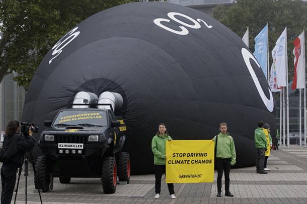 Greenpeace-aktivisták demonstrálnak a Frankfurt International Motor Show alatt az autógyártó cégek növekvő üvegházgáz-kibocsátása miatt
Forrás: www.greenpeace.org
Szerző: Greenpeace