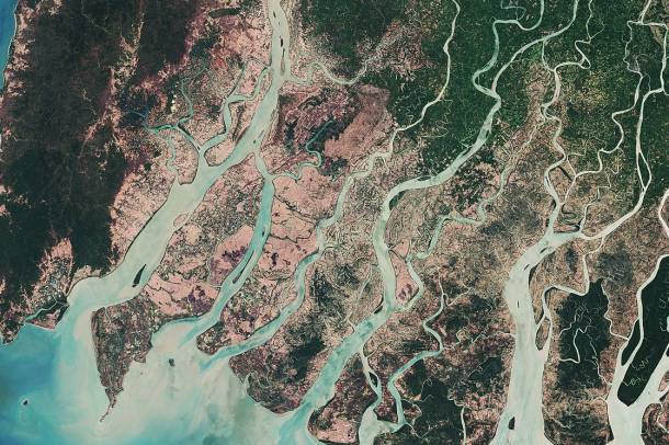 Az Iravádi folyó deltája Mianmarban. A mangróve erdők kiirtása miatt a 2008-as Nargs ciklon hatalmas pusztítást végzett, mivel a természetes növényzet nem védte meg a partokat.
Forrás: www.esa.int
Szerző: European Space Agency