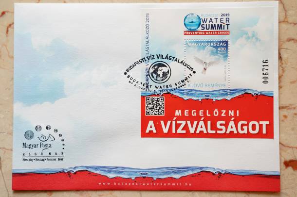 A Magyar Posta ismét bélyeget bocsátott ki a Víz Világtalálkozója alkalmából
Forrás: mti.hu
Szerző: Illyés Tibor