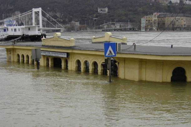 A Vígadó téri hajóállomás a Duna 2006-os áradásakor
Forrás: indafoto.hu
Szerző: Bányászlány