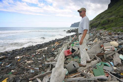 Több a műanyag, mint a hal a vízben Hawaii partjainál