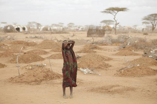 Szomjas kislány sírok között (Dadaab, Garissa megye, Kenya)
Forrás: commons.wikimedia.org
Szerző: Oxfam East Africa