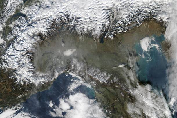 A Pó-alföldet rendszeresen elborító szmogfelhő még az űrből is látszik (2005)
Forrás: earthobservatory.nasa.gov
Szerző: NASA Earth Observatory