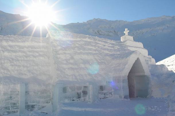 A romániai jéghotelhez tartozó kápolna a Balea-tó partján (2007)
Forrás: commons.wikimedia.org
Szerző: Untravelledpaths
