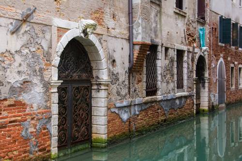 Velence még mindig bajban: árvíz után most alacsony vízállás sújtja a várost
