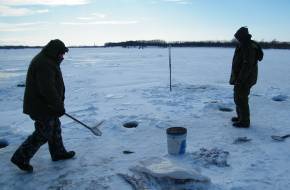 Több mint 500 horgászt kellett kimenteni egy sodródó jégtábláról