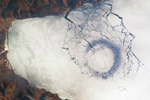 Rejtélyes jégkör a Bajkál-tavon
Forrás: commons.wikimedia.org
Szerző: NASA Earth Observatory