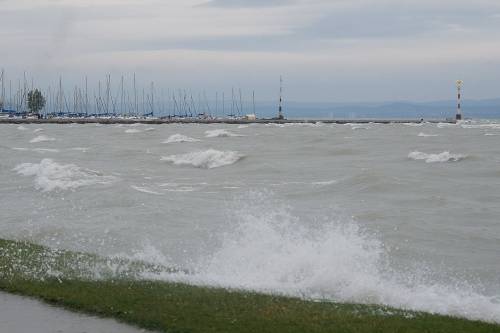 Még a Balaton víztükrét is megbillentette az Európában tomboló Ciara vihar