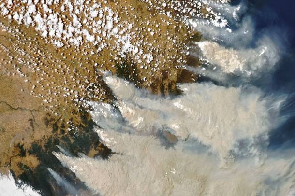 Az ausztrál bozóttűz füstje az űrből, 2020. január 4. 
Forrás: earthobservatory.nasa.gov
Szerző: NASA Earth Observatory