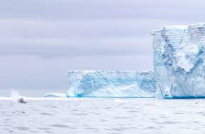 Töredezni kezdett a világ legnagyobb, korábban 6000 négyzetméteres jéghegye