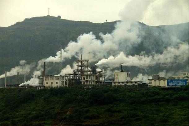 Gyár Kínában a Jangce folyónál
Forrás: commons.wikimedia.org
Szerző: High Contrast