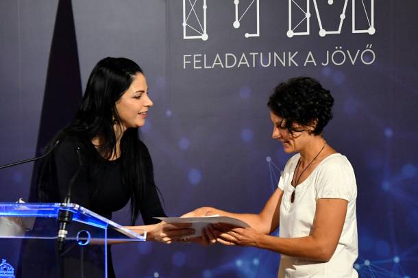 Boros Anita, az ITM államtitkára átadja az első díjat Révai Krisztinának
Forrás: mti.hu
Szerző: MTI/Máthé Zoltán
