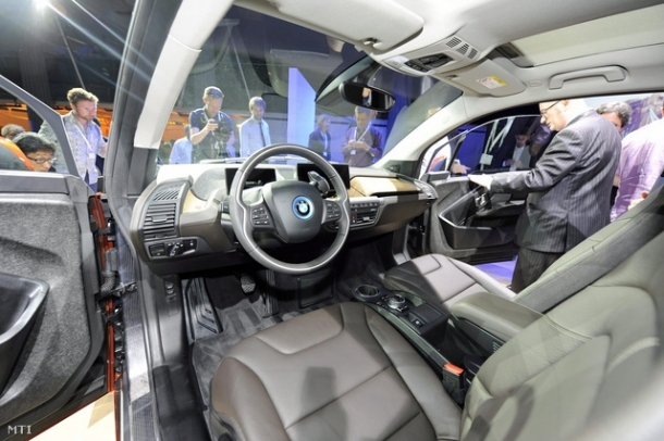 BMW i3 elektromos autó belső tere a kiállításon megtekinthető volt
Forrás: MTI
