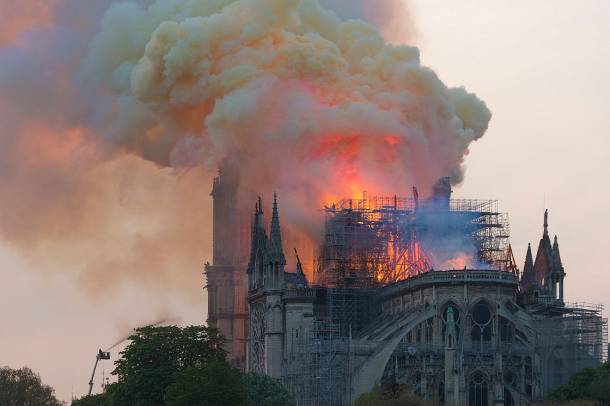 A lángoló Notre Dame 2019 április 15-én
Forrás: commons.wikimedia.org
Szerző: GodefroyParis