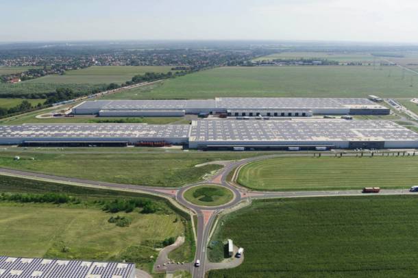 Győrben épült fel Európa legnagyobb tetőn kialakított napelemfarmja
Forrás: MTI