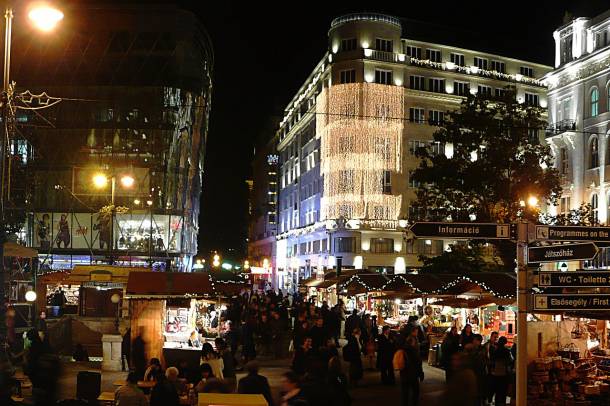 A Vörösmarty tér karácsonykor - Idén környezetbarát díszeket kapnak Budapest utcái
Forrás: commons.wikimedia.org
Szerző: ucsendre