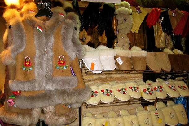 Megszokott kép: kézműves szőrme- és bőráru a karácsonyi vásáron 
Forrás: commons.wikimedia.org
Szerző: Top Budapest