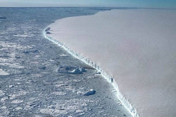 Az A68-as jéghegy nyugati széle 2017. október 31-én
Forrás: commons.wikimedia.org
Szerző: NASA/Nathan Kurtz