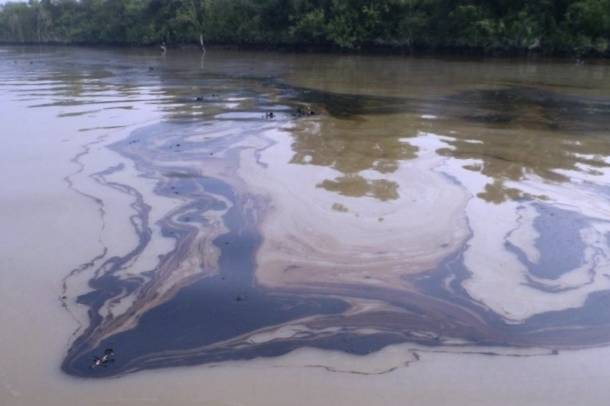 Olajszennyezés a folyón (Képünk illusztráció!)
Forrás: commons.wikimedia.org
Szerző: Kallol Mustafa
