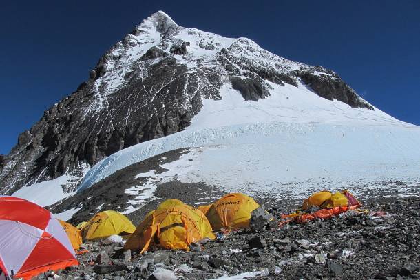 Hegymászótábor a Mount Everesten
Forrás: commons.wikimedia.org
Szerző: Tirthakanji