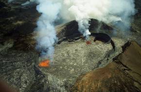 Lávató születik az újra aktív Kilauea vulkán kráterében