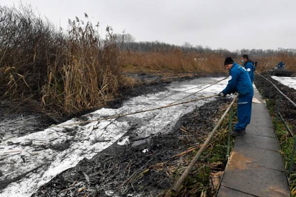Az olajszennyezés eltávolítása Szigetszentmiklósnál
Forrás: mti.hu
Szerző: MTI/Máthé Zoltán