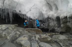 Tragédia: gleccservédő aktivista fulladt egy olvadó gleccser vizébe